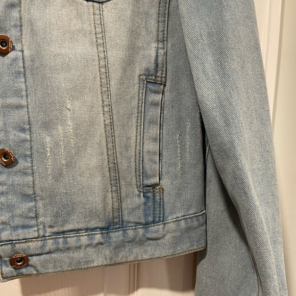 NWT New Collection Size M Light Wash Cotton Stretch Distressed Denim Jean Jacket - Picture 6 of 13